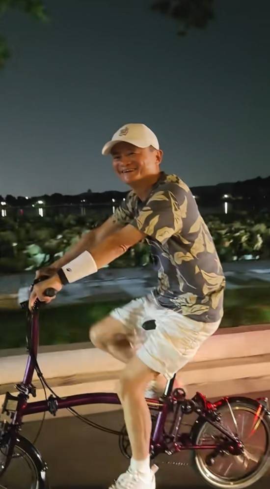球速体育welcome网友偶遇马云夜骑西湖 一身活动装骑万元自行车(图2)
