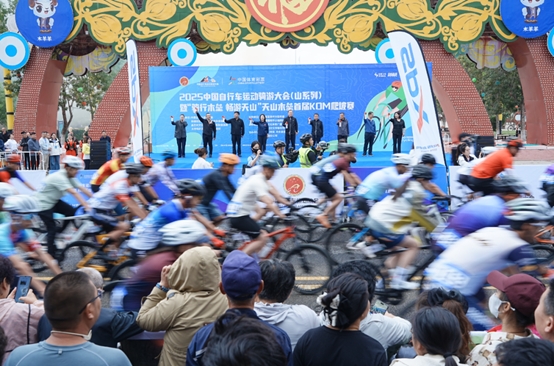 球速体育app2025中国自行车活动骑游大会暨天山木垒首届KOM爬坡赛举行(图1)