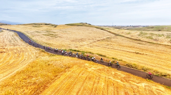 球速体育app2025中国自行车活动骑游大会暨天山木垒首届KOM爬坡赛举行(图2)