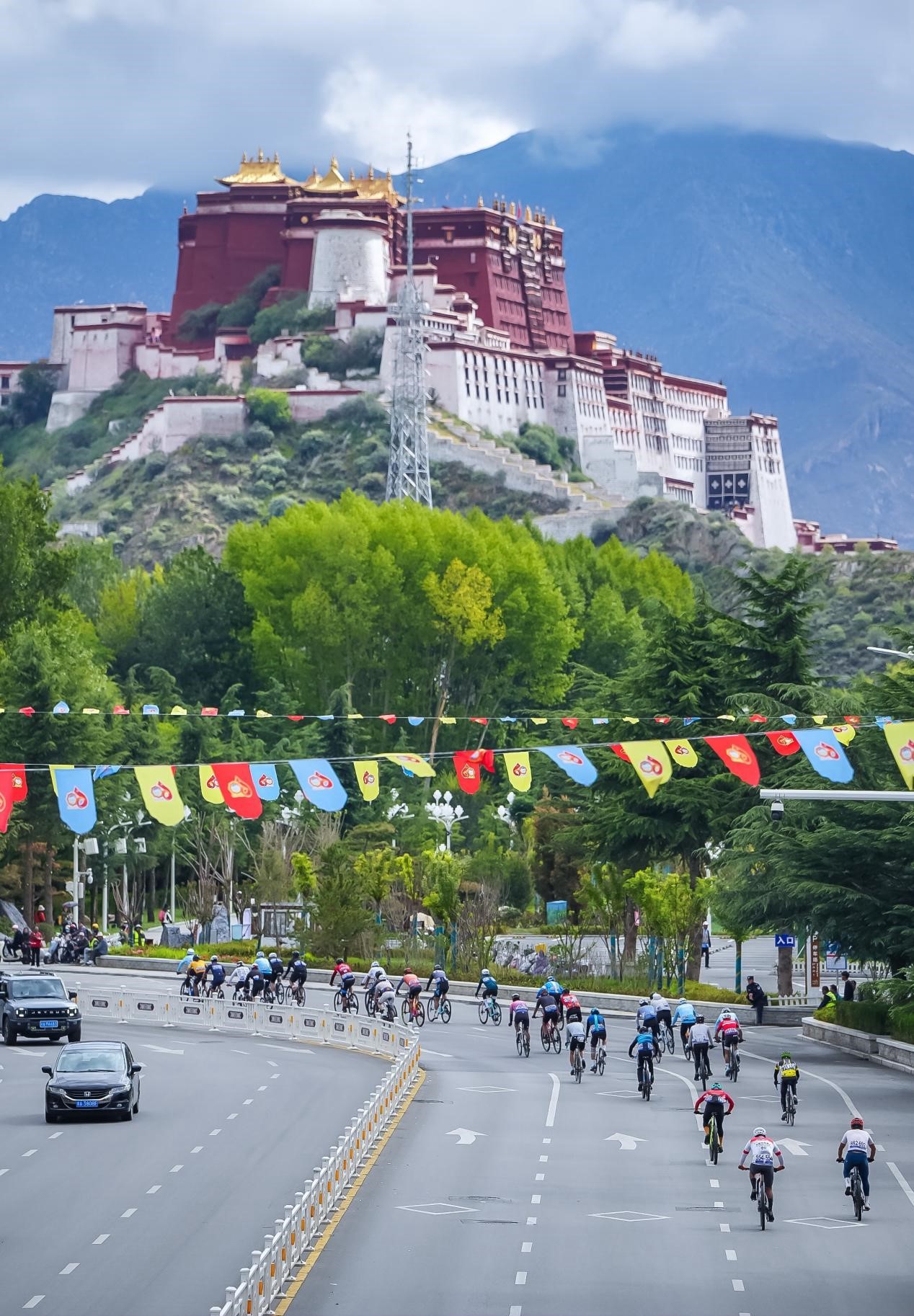 体育装备2025环拉萨自行车大赛吸收浩瀚骑手齐聚雪域高原(图1)