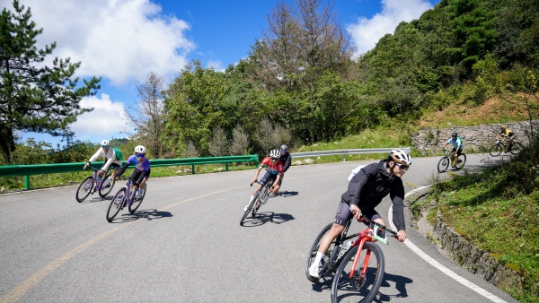 球速体育app300余名选手竞逐“云端花海” 巫溪红池坝第十二届自行车赛开赛(图2)