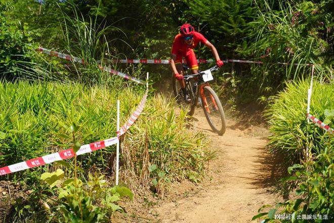 球速体育官网天下山地自行车联赛总决赛西畴鸣枪 妙手决斗香坪山“妖怪赛道”(图3)